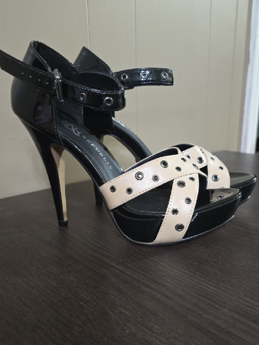 Rock & Republic Black and Cream Studded Crisscross Platform Heels SZ 8 - Picture 2 of 9